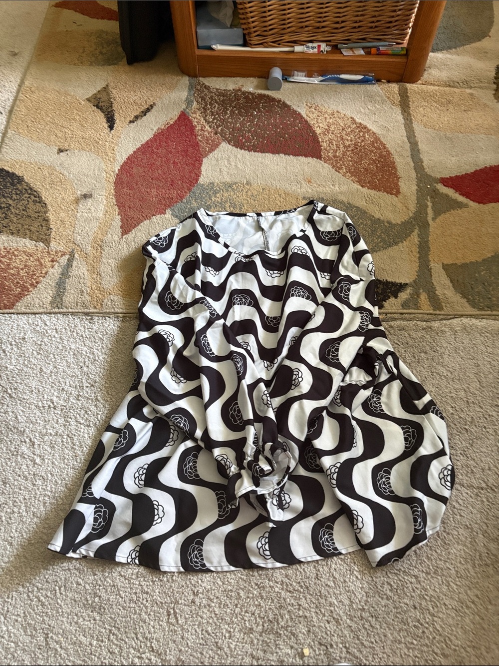 Source Unknown Black & White Wave Pattern Blouse